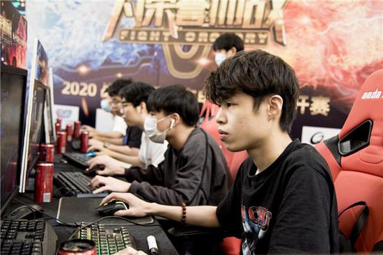 展现了与其 展现了与其